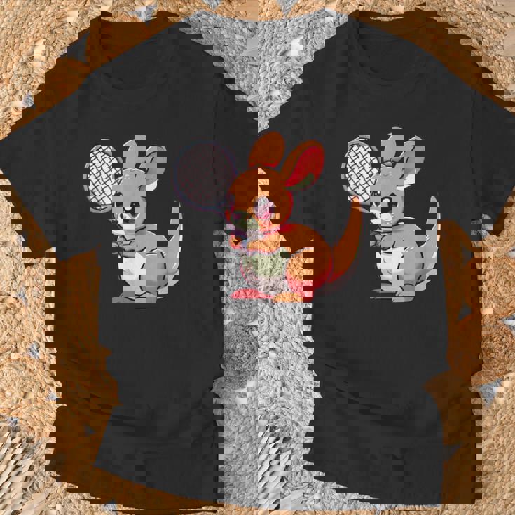 カンガルー かわいい ラケット スポーツ テニス プレイ 動物 キャラクター キュート Tシャツ 高齢者への贈り物