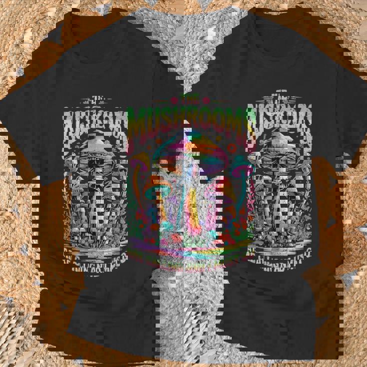 キノコはカラフルなサイケデリックな森の風景を呼んでいます。 Tシャツ 高齢者への贈り物