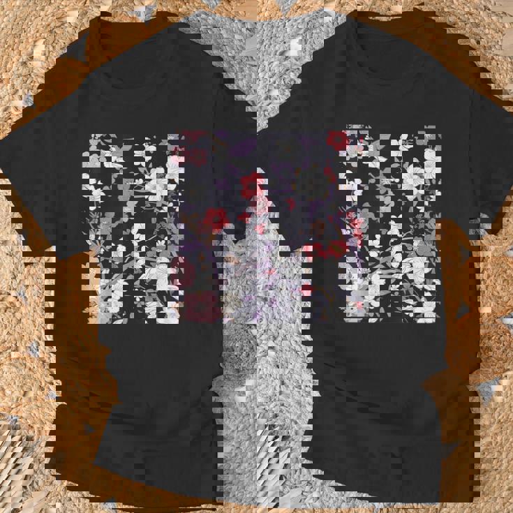 クラシックな桜柄の繊細なピンクの花びら。 Tシャツ 高齢者への贈り物