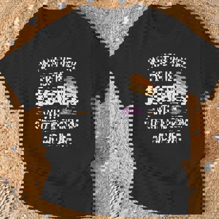 クロテッドクリームとジャムの入ったスコーンを食べに来ただけだよ Tシャツ 高齢者への贈り物