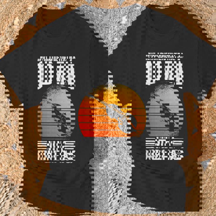 コントラバスの老人を過小評価しないでください Tシャツ 高齢者への贈り物