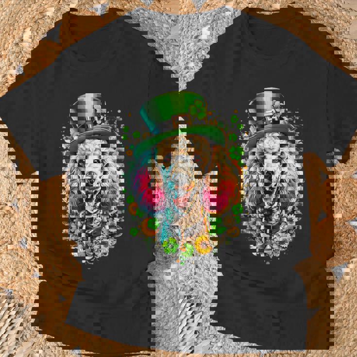 スタンダードプードル 犬 聖パトリックデー アートワーク Tシャツ 高齢者への贈り物