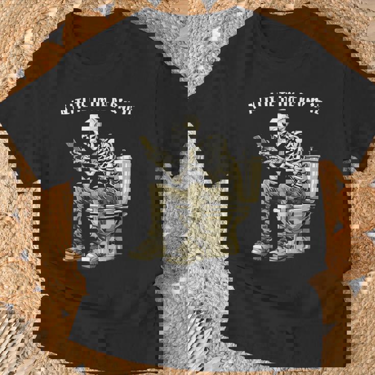 スマートフォン付きトイレのスケルトン ゴシックユーモア Tシャツ 高齢者への贈り物