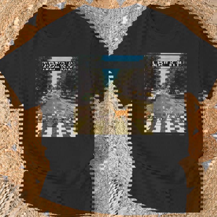 タビーロードクールタビーキャッツクロッシング Tシャツ 高齢者への贈り物