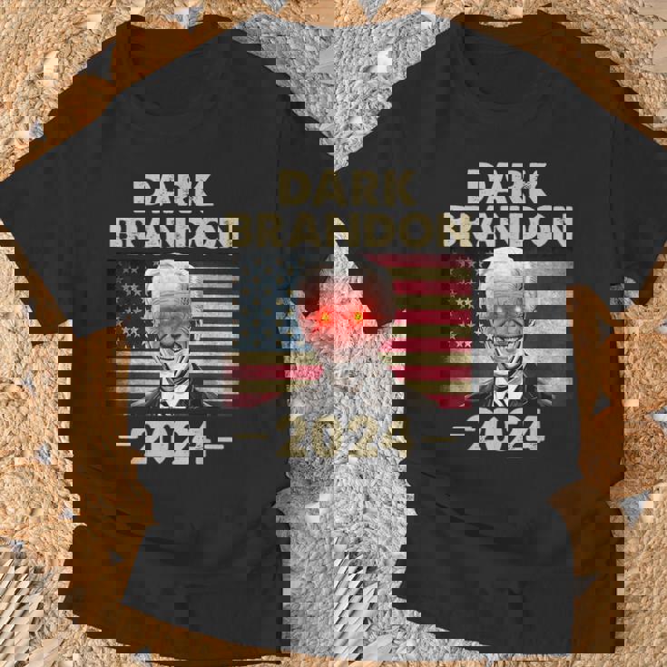 ダークブランドン・バイデン 2024 レトロフラッグ Usa ファニー ジョー・バイデン Tシャツ 高齢者への贈り物