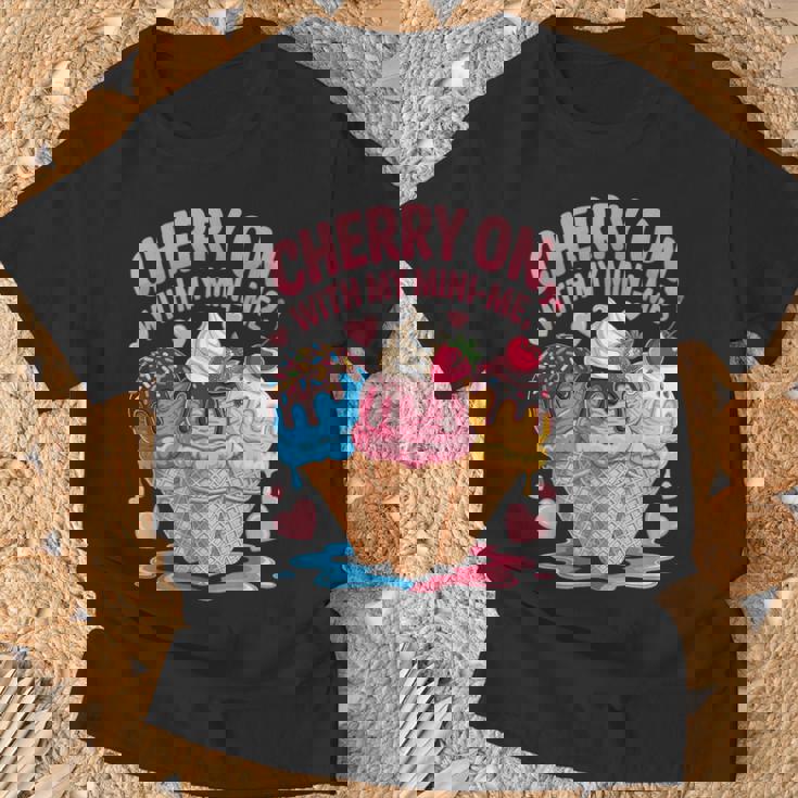 チェリー・オン・ウィズ・マイ・ミニ・ミー・アイスクリーム・ラブ Tシャツ 高齢者への贈り物