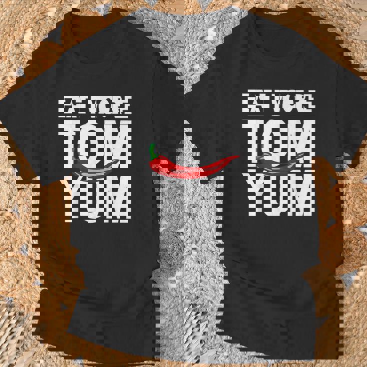 トムヤムクン スパイシーなタイ料理をもっと食べる 唐辛子 タイ 東南アジア プーケット ギフト バンコク お土産 Tシャツ 高齢者への贈り物