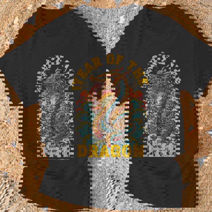 ドラゴンの年2024明けましておめでとうございます漢字 Tシャツ 高齢者への贈り物