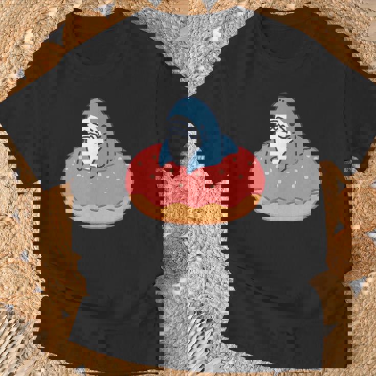 ドーナツに喰われるサメ さめ かわいい ゆるい イラスト シュール おもしろ 鮫 シャーク Tシャツ 高齢者への贈り物