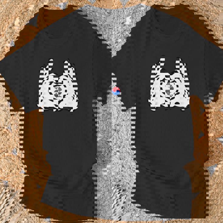 ハートを形作る漫画の手 韓国国旗 Tシャツ 高齢者への贈り物
