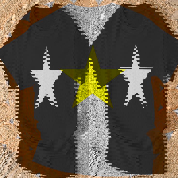 ベトナム国旗 ベトナム国旗 ベトナム国旗 赤と黄色の星 Tシャツ 高齢者への贈り物