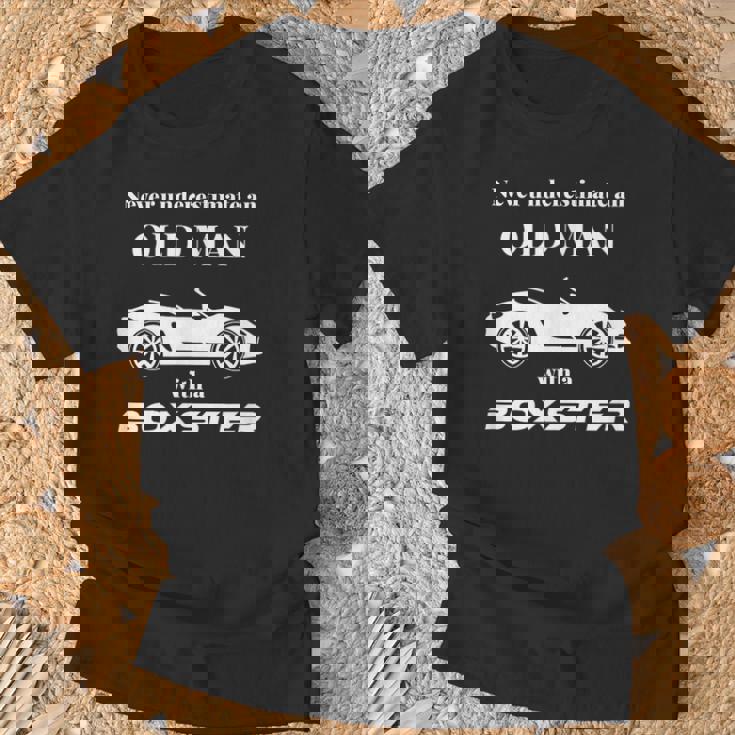 ボクスターを持った老人を決して過小評価しないでください。 Tシャツ 高齢者への贈り物