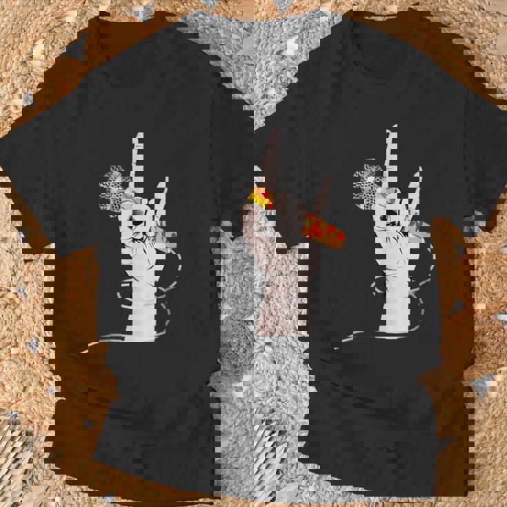 ボーカルマイクを持つロックシンガーの手 Tシャツ 高齢者への贈り物