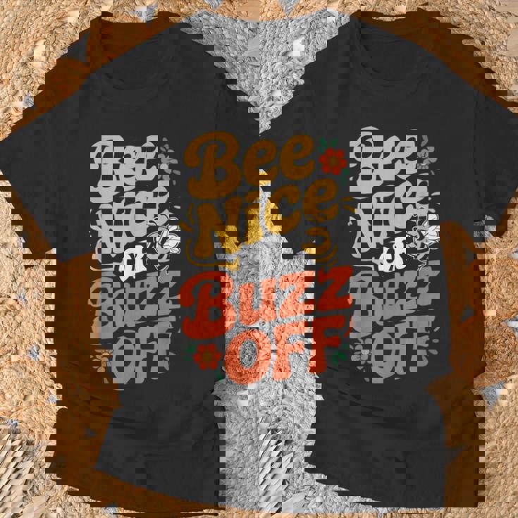 ミツバチ 養蜂家 ミツバチの巣立ち Bee Nice Or Buzz Off Tシャツ 高齢者への贈り物