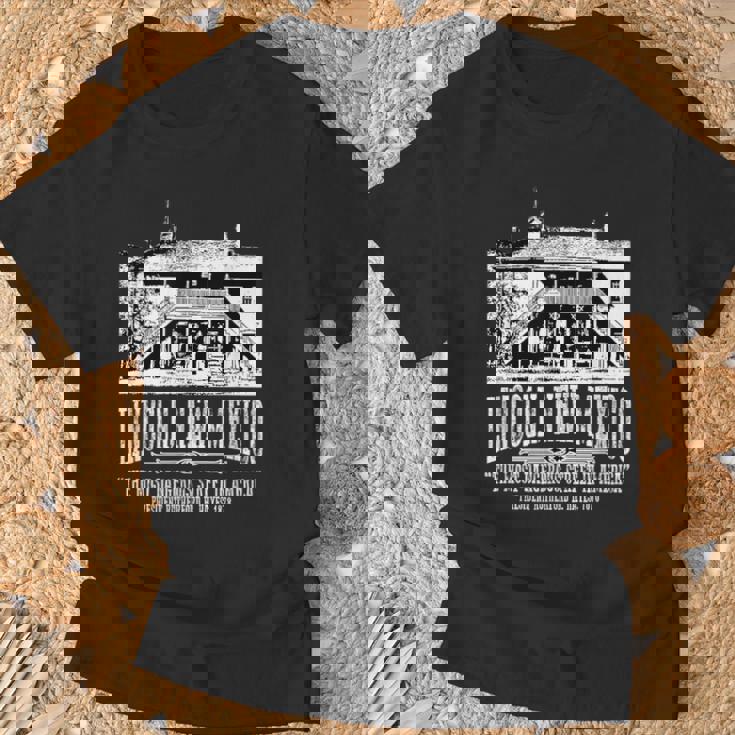 リンカーンニューメキシコ旧裁判所ビリー・ザ・キッド・エスケープス Tシャツ 高齢者への贈り物