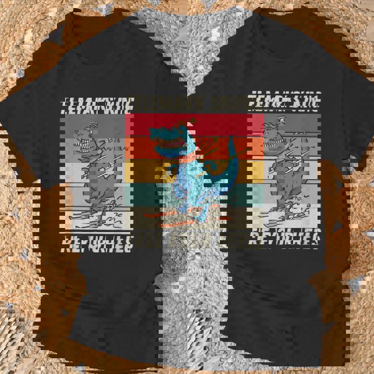 レトロ かわいい 漫画 恐竜 スキーヤー テレマーク スキー Tシャツ 高齢者への贈り物