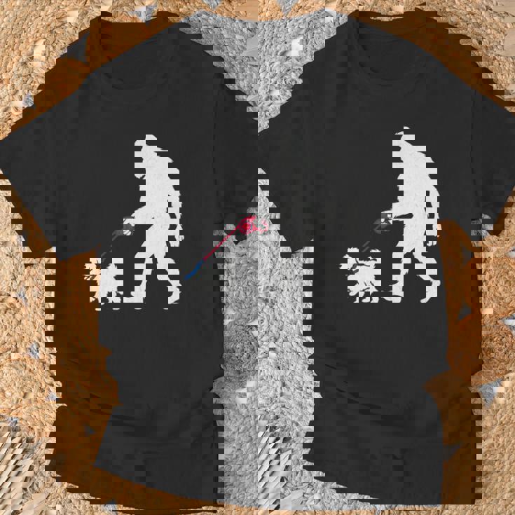 レトロ ビッグフット ウォーキング マルチーズ 犬 面白い サスカッチ 長袖tシャツ Tシャツ 高齢者への贈り物