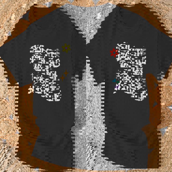 レトログルーヴィー。人生においてあまりにも多くのフェールを持つことはできません。 Tシャツ 高齢者への贈り物