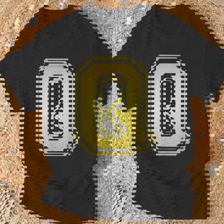 大文字 Q プリントされた明るいスタイルのデザイン。 Tシャツ 高齢者への贈り物