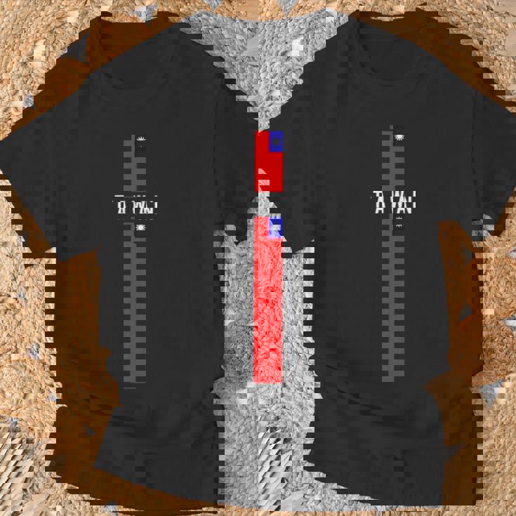 大文字で「Taiwan」の文字が入った縦型台湾国旗 Tシャツ 高齢者への贈り物