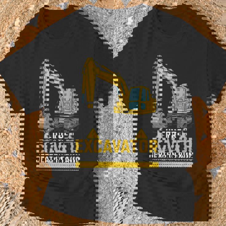 将来の掘削機オペレーターが重機ファンのトレーニングに参加。 Tシャツ 高齢者への贈り物