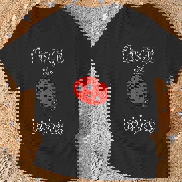 少女はてんとう虫が好き 野生動物 おもしろてんとう虫 Tシャツ 高齢者への贈り物