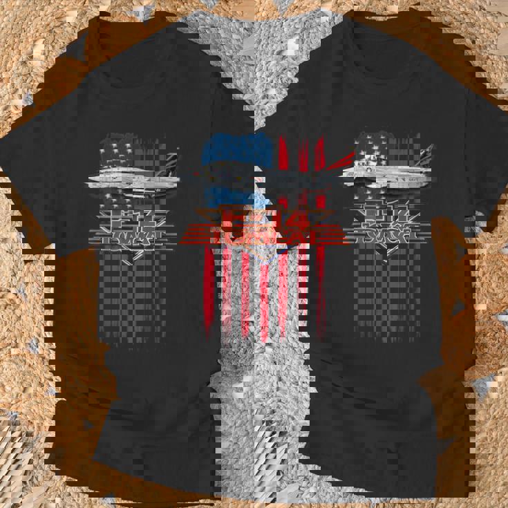 愛国的な海軍 F-14 トムキャットとアメリカ国旗 Tシャツ 高齢者への贈り物