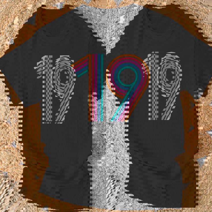 数字 19 19周年記念 19歳の誕生日 Tシャツ 高齢者への贈り物