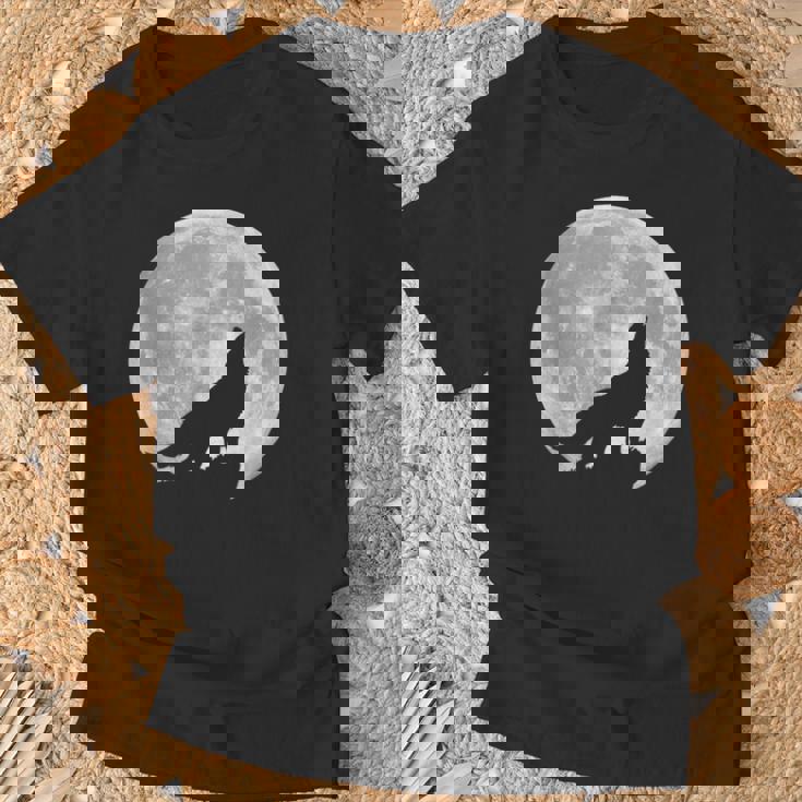 月に吠えるオオカミのシルエット。 Tシャツ 高齢者への贈り物