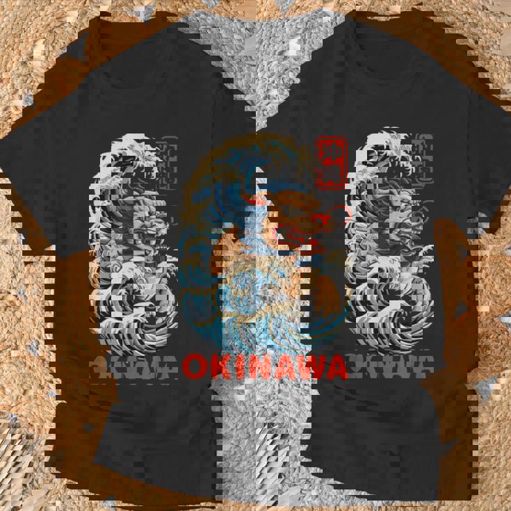 沖縄シーサー 日本漢字 ライオン レトロ アニメ 日本 お土産 Tシャツ 高齢者への贈り物