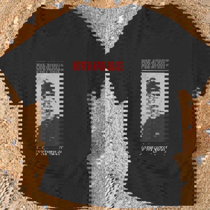 独裁者キム・ジョンウン・ティーは自分らしくいることを決して謝らない Tシャツ 高齢者への贈り物