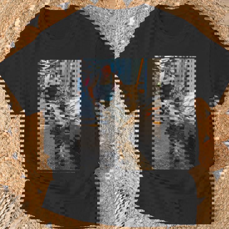 猫が魚市場を盗む冒険ファニーアートミーム Tシャツ 高齢者への贈り物