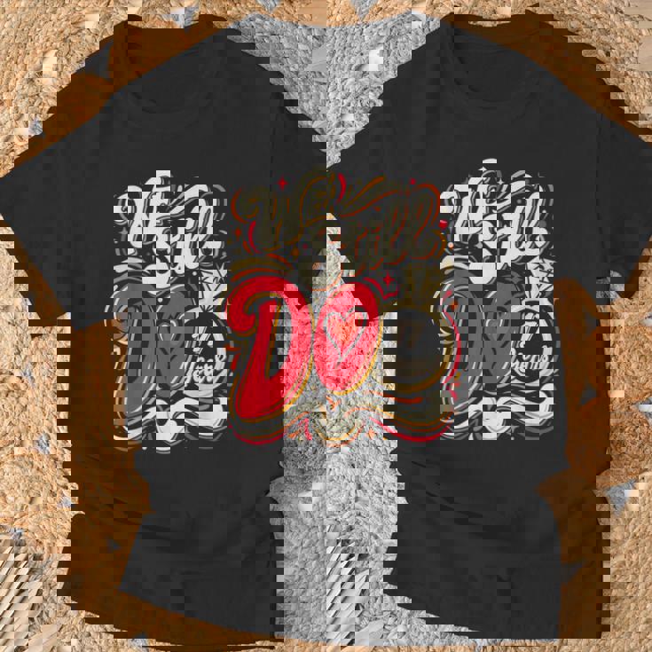 私たちはまだ17歳面白いカップル結婚17周年を迎えます Tシャツ 高齢者への贈り物