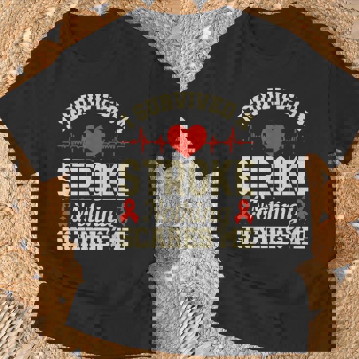 私は脳卒中を生き延びました何も私を怖がらせません-脳卒中の認識 Tシャツ 高齢者への贈り物