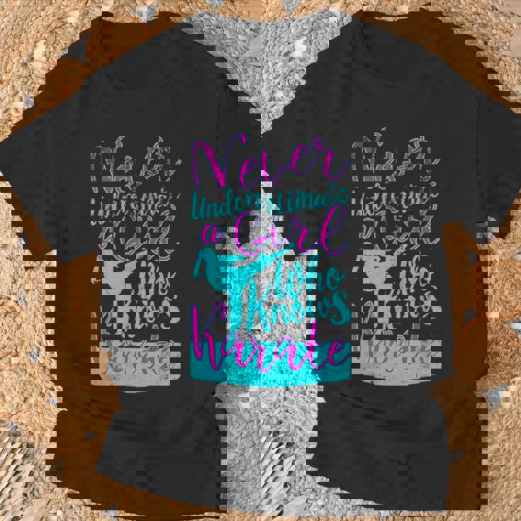 空手を知っている女の子を過小評価してはいけない面白い名言 Tシャツ 高齢者への贈り物