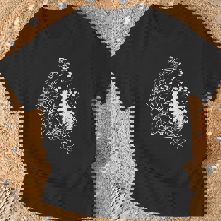 花柄の三日月と蝶を持った猫。 Tシャツ 高齢者への贈り物