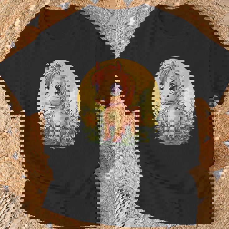 花畑に大きな目を持つかわいいポニー Tシャツ 高齢者への贈り物