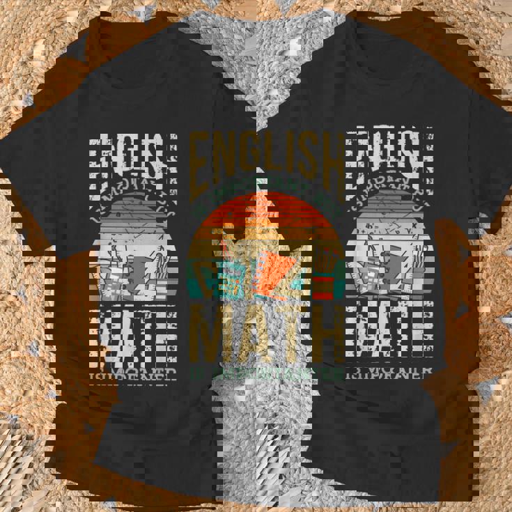 英語は大切だけど数学はもっと大事、数学ダジャレは面白い Tシャツ 高齢者への贈り物