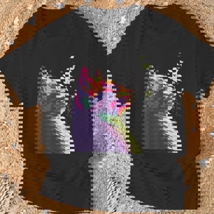 蝶と美しいカラフルな猫、パープル Tシャツ 高齢者への贈り物