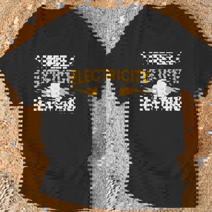 血管に電気を感じる 電気工事士 Tシャツ 高齢者への贈り物