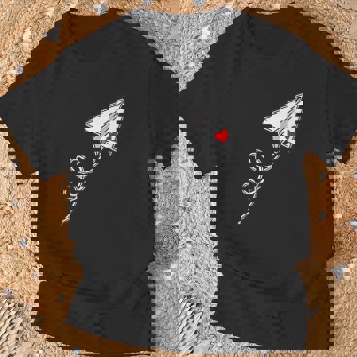 赤いハートの紙飛行機、紙飛行機のメッセージ Tシャツ 高齢者への贈り物