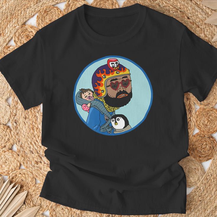 赤ちゃんをおんぶしたファンキー男 ハート型のサングラス ミニダルマ ヒゲ ファイヤーパターンのヘルメット Tシャツ 高齢者への贈り物