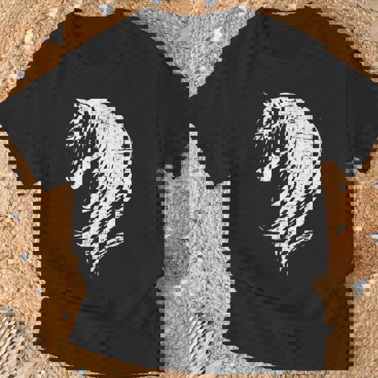 長い馬のたてがみを持つ美しい馬 Tシャツ 高齢者への贈り物