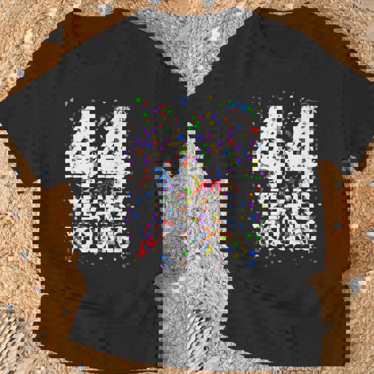 面白い44歳 若い44歳の誕生日おめでとうシャツ 男性用 女性用 Tシャツ 高齢者への贈り物