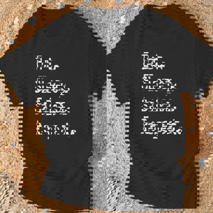食べる。寝る。サルサ。繰り返す。 Tシャツ 高齢者への贈り物