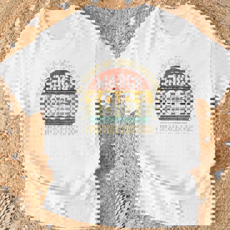 1961年3月の誕生日記念限定版ヴィンテージ65歳。 Tシャツ 高齢者への贈り物