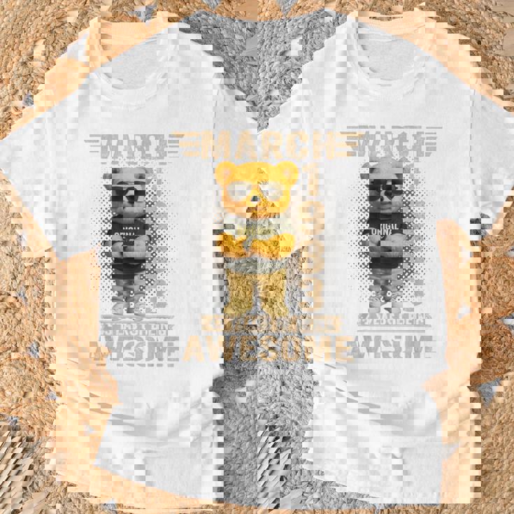 43歳 1983年3月 テディベア 43歳 誕生日 男性 女性 Tシャツ 高齢者への贈り物