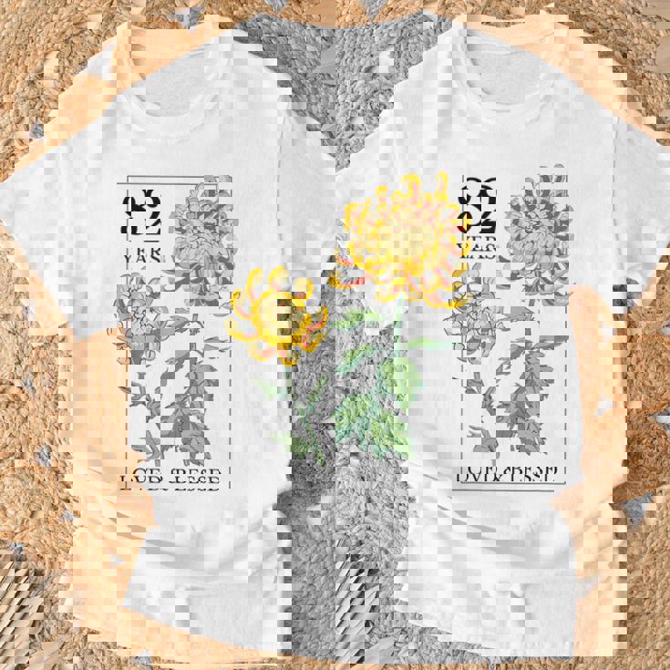 82 Years Loved And Blessed 花柄 フラワースタンプ 82歳の誕生日 Tシャツ 高齢者への贈り物