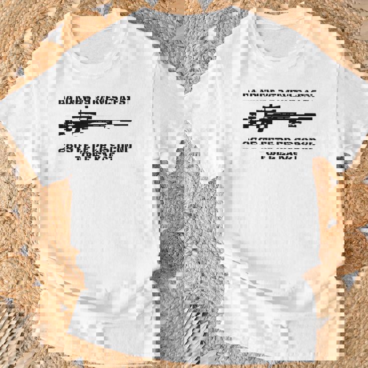 Bad News スナイパーライフル アーミー ジョーク ミリタリー ユーモア Tシャツ 高齢者への贈り物