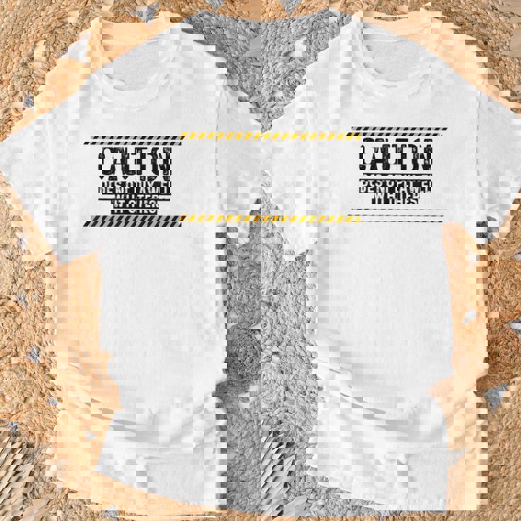 Caution Does Not Play Well With Others Tシャツ 高齢者への贈り物